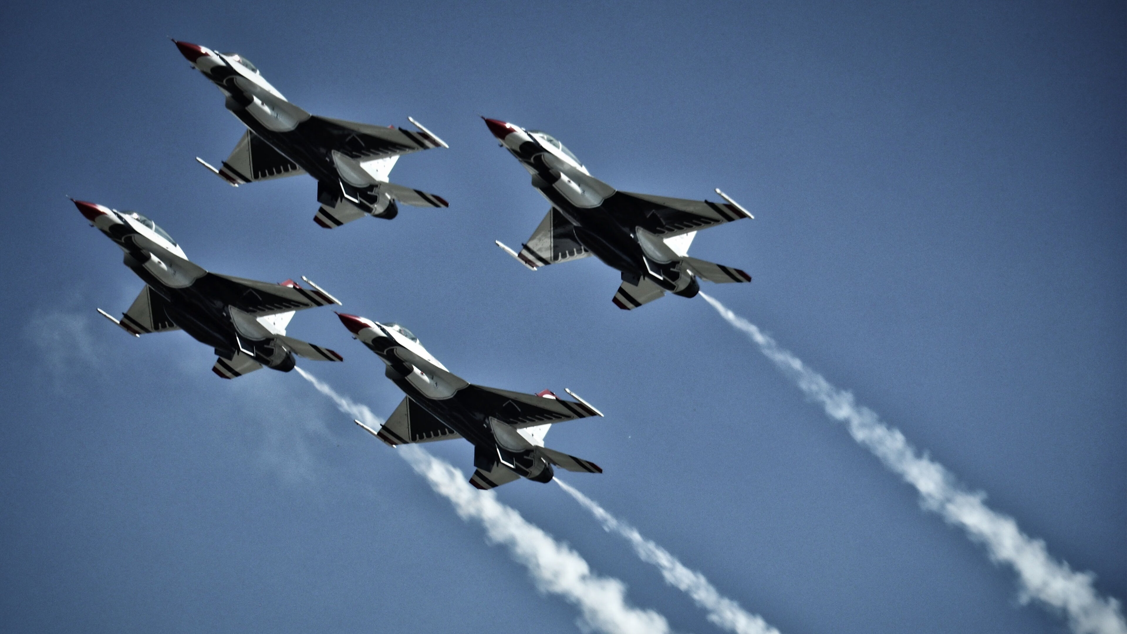 _湖人队迎难而上,誓夺季后赛席位_,湖人主场时隔8年再迎季后赛