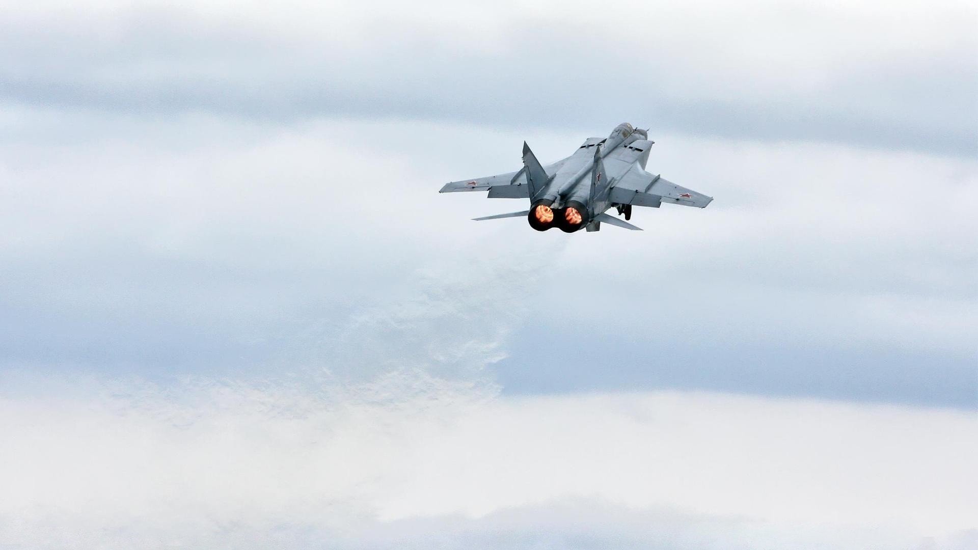 熊猫体育娱乐-“英超冠军争夺逐步升温，紧张气氛弥漫”，英超冠军来群里看看