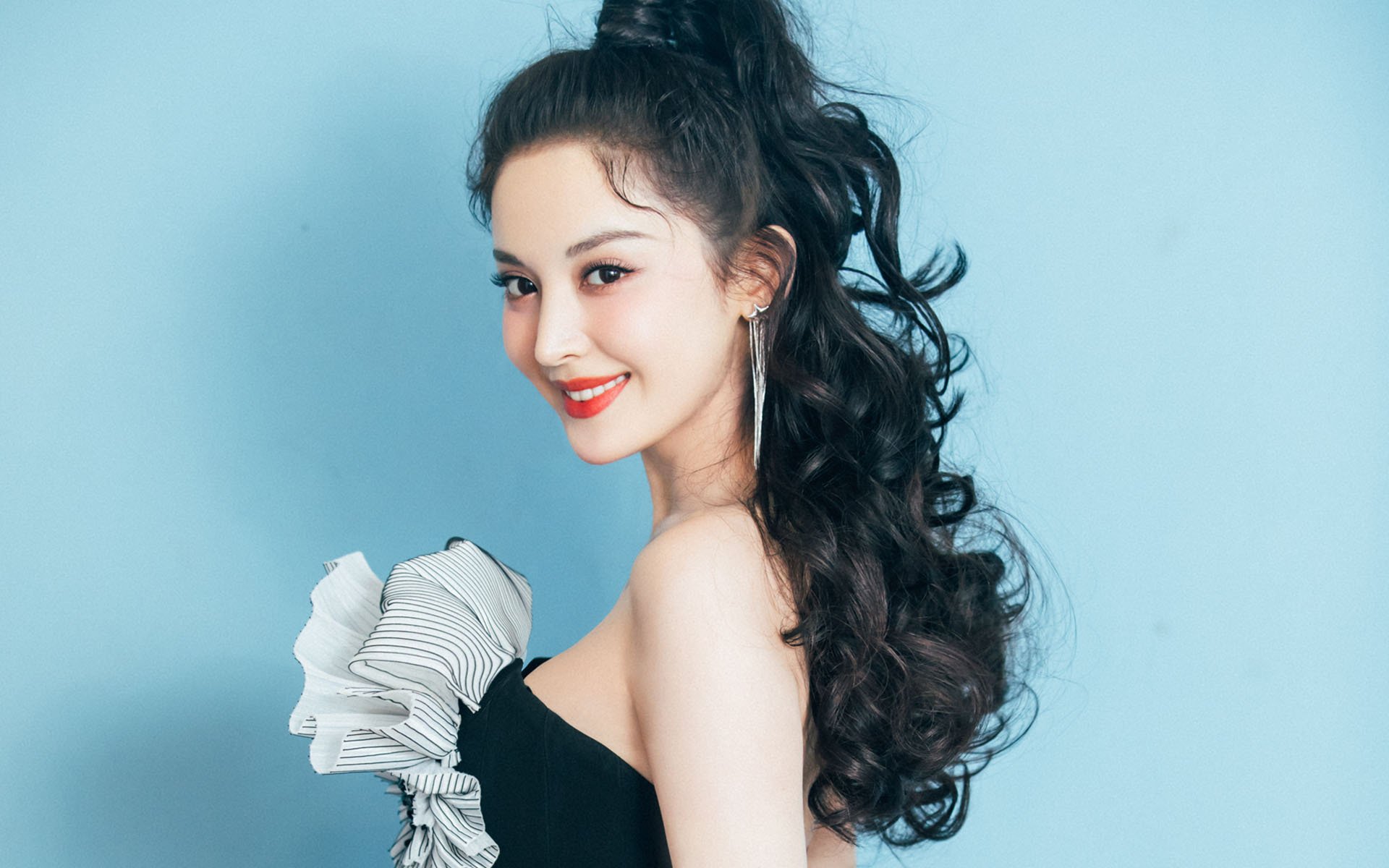 熊猫体育平台-比赛揭晓最佳射手，光芒熠熠，各联赛最佳射手奖杯