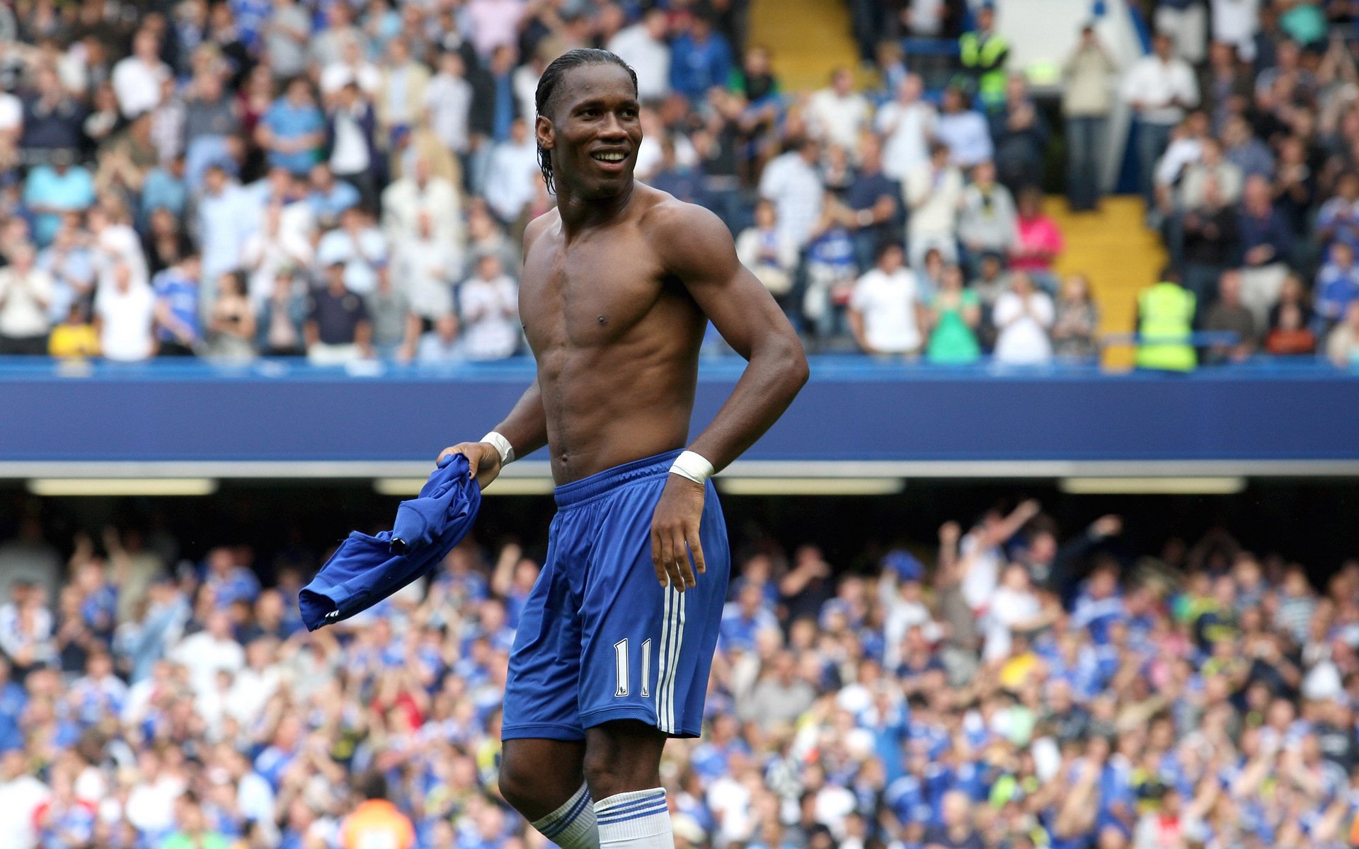 熊猫体育-热议F1赛道更换引车队战略混乱，f1赛车换轮胎团队协作