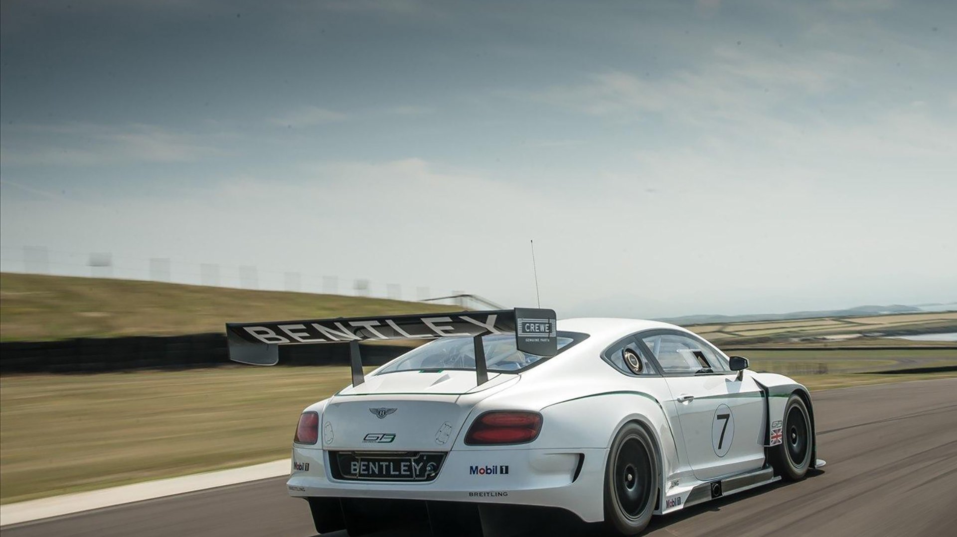 熊猫体育在线登录-乌干达女篮在非洲锦标赛中持续冲锋，迎来体育新高峰，乌干达女子篮球联赛